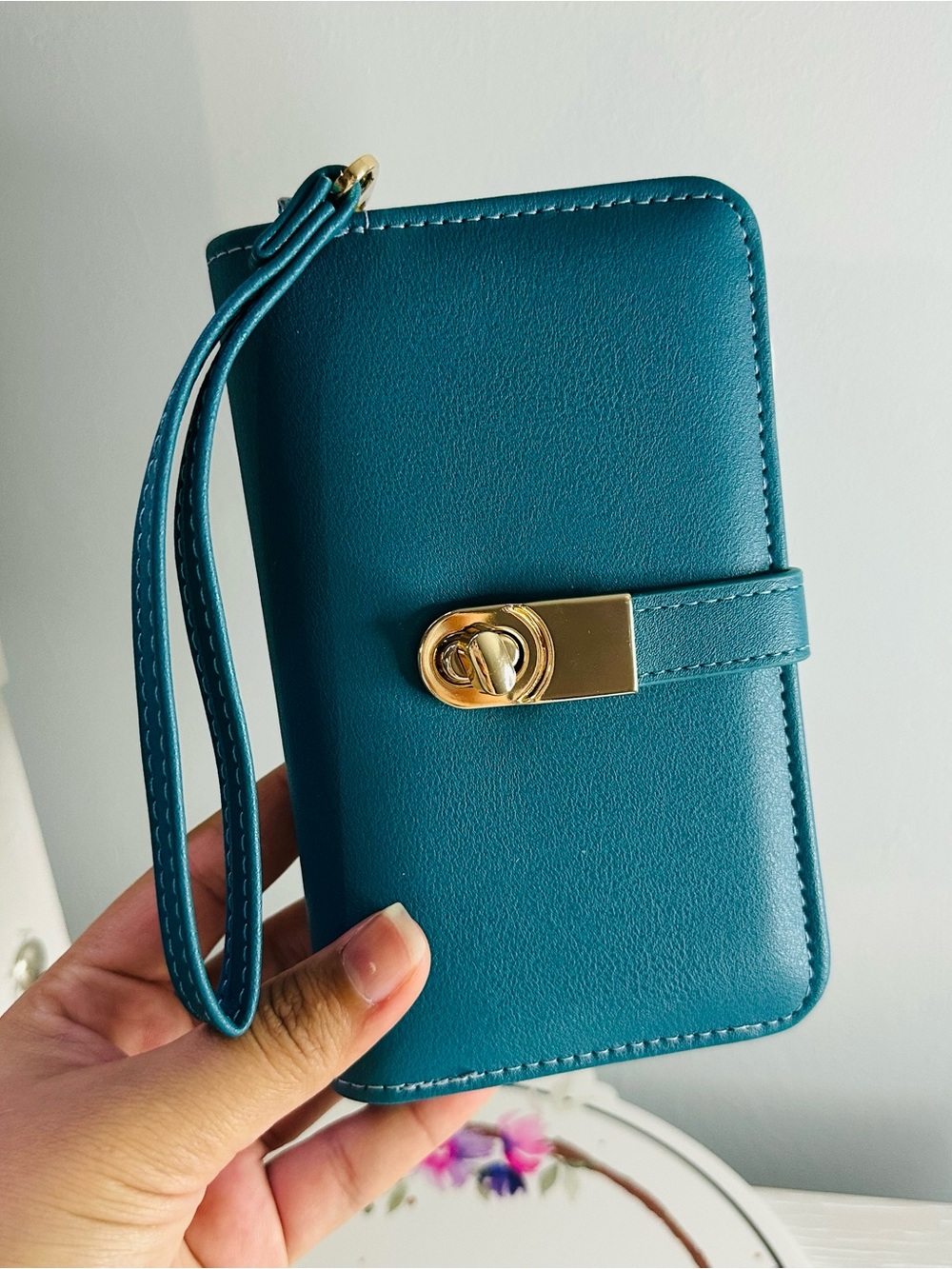 Double Compartment
Wristlet Wallet
